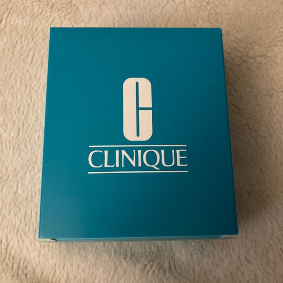 Clinique Discovery Set - 4 Piece Set - Picture 2 of 6